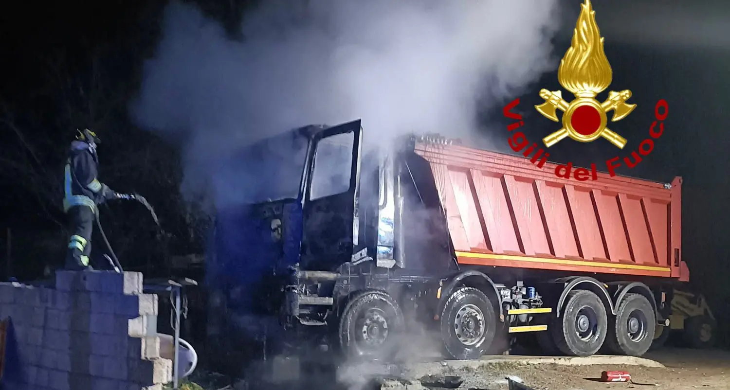Incendio a Siniscola: coinvolti due mezzi pesanti di un'azienda