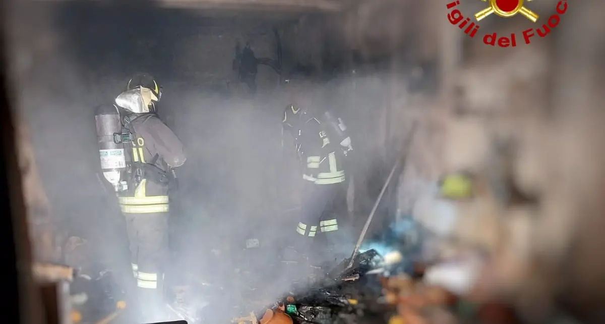 Fiamme in un garage a Tempio, intervengono i Vigili del fuoco