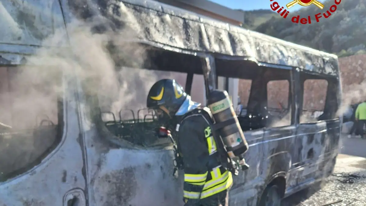 Incendio a Santa Maria Coghinas: scuolabus in fiamme nell'autoparco comunale