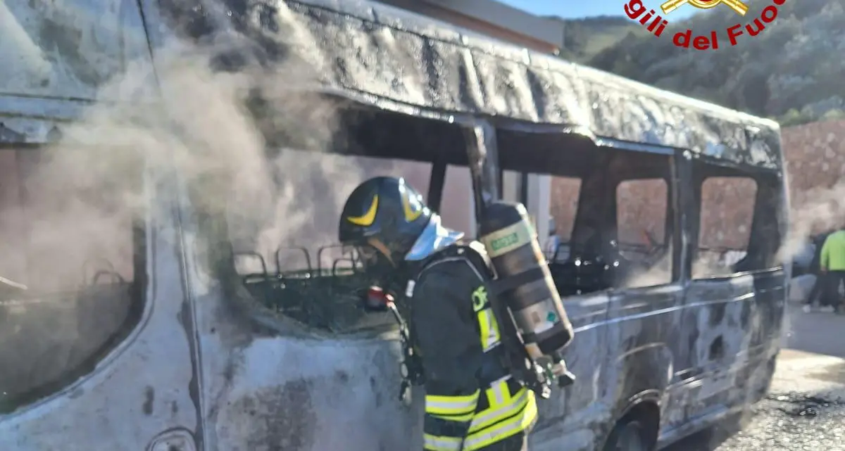 Incendio a Santa Maria Coghinas: scuolabus in fiamme nell'autoparco comunale