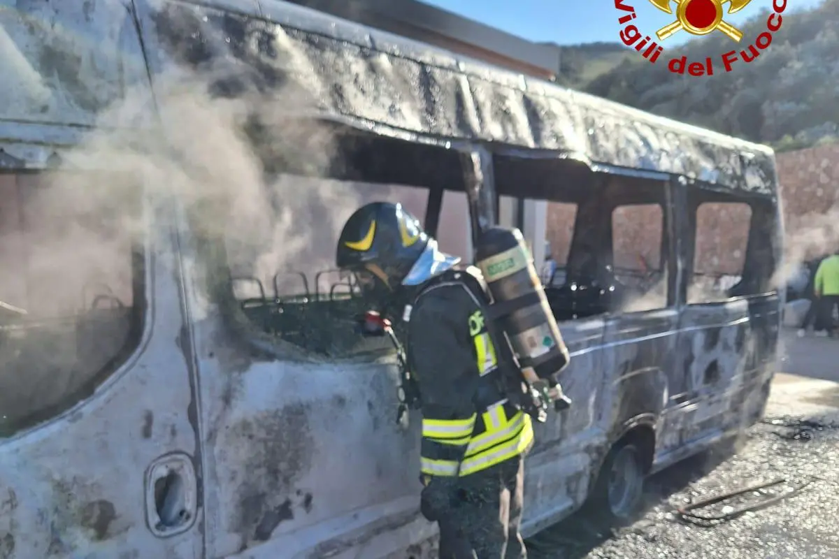 Incendio a Santa Maria Coghinas: scuolabus in fiamme nell'autoparco comunale