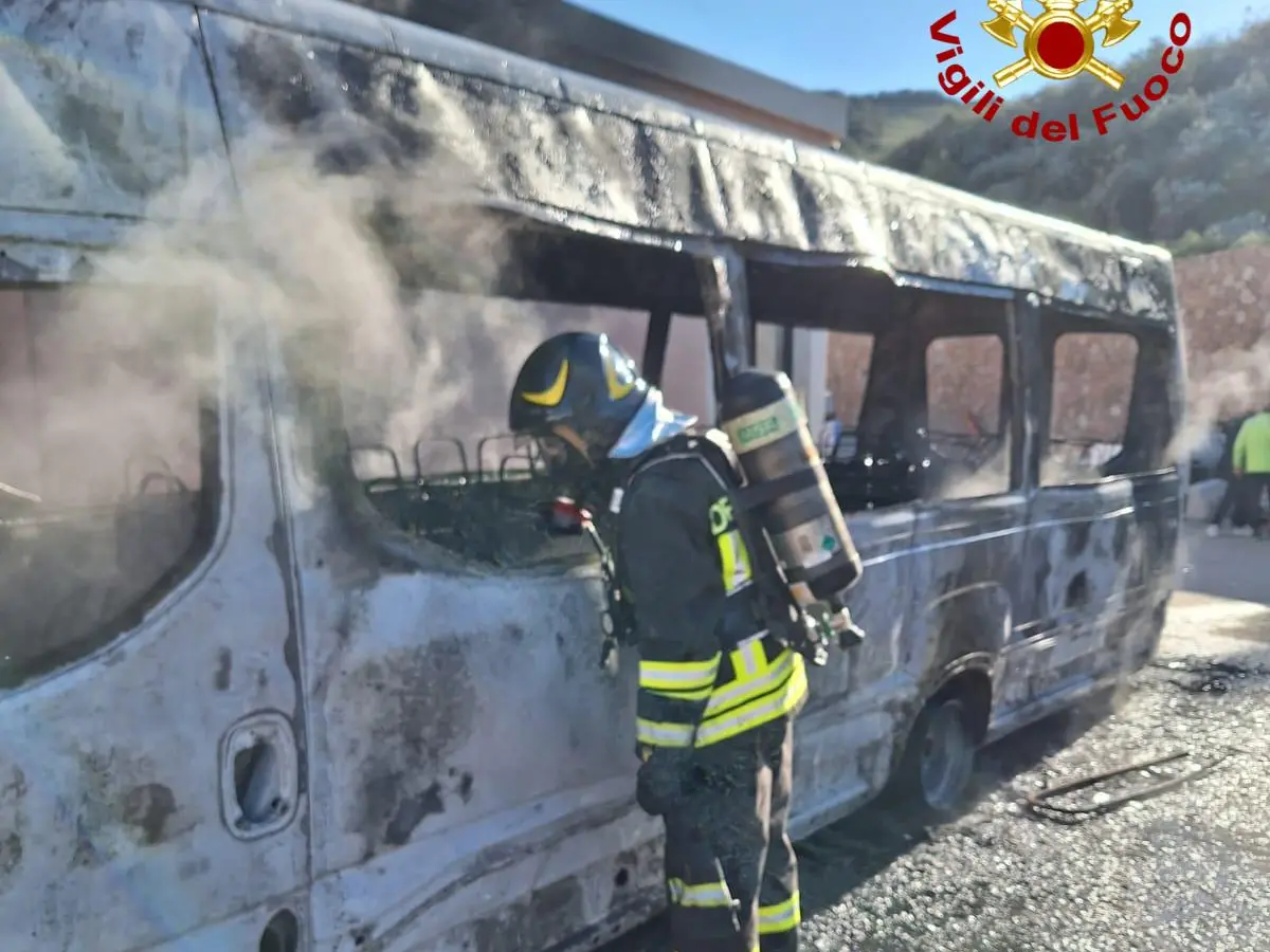 Incendio a Santa Maria Coghinas: scuolabus in fiamme nell'autoparco comunale