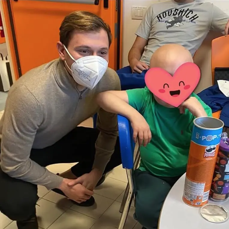 Nicolò Barella sorprende i piccoli pazienti del Microcitemico di Cagliari