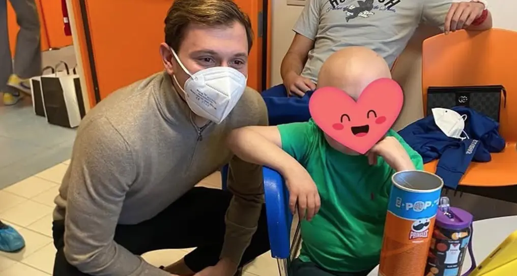 Nicolò Barella sorprende i piccoli pazienti del Microcitemico di Cagliari