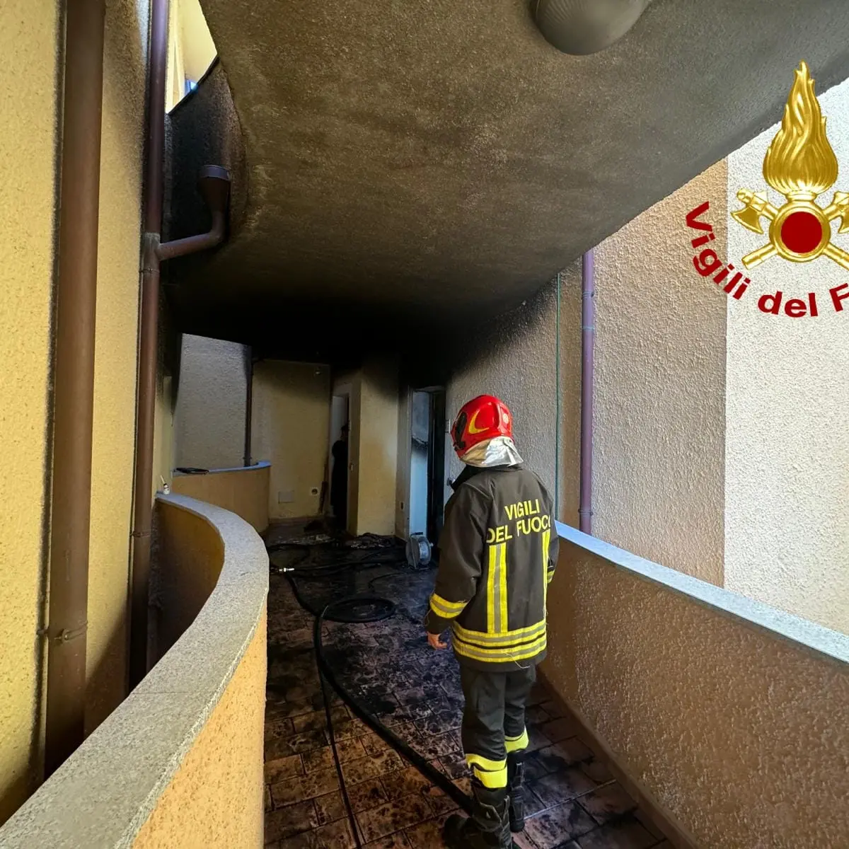 Paura a Olbia: incendio distrugge un appartamento, salvo l'inquilino