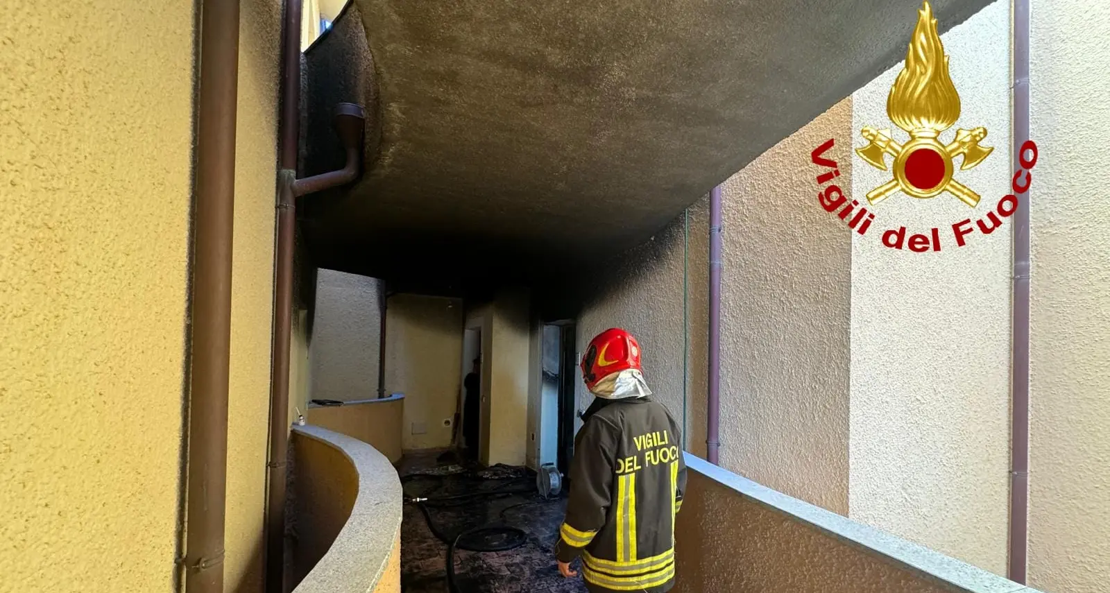 Paura a Olbia: incendio distrugge un appartamento, salvo l'inquilino