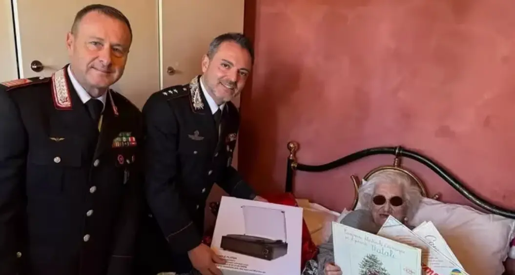 Un Natale speciale per la signora Lidia: i Carabinieri le regalano musica e affetto