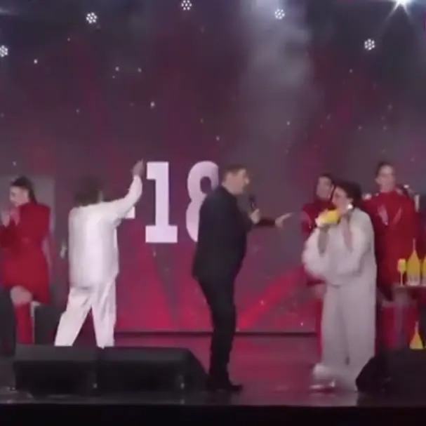 Capodanno 2025: Angelo Sotgiu dei Ricchi e poveri infuriato sul palco di Rai1| VIDEO