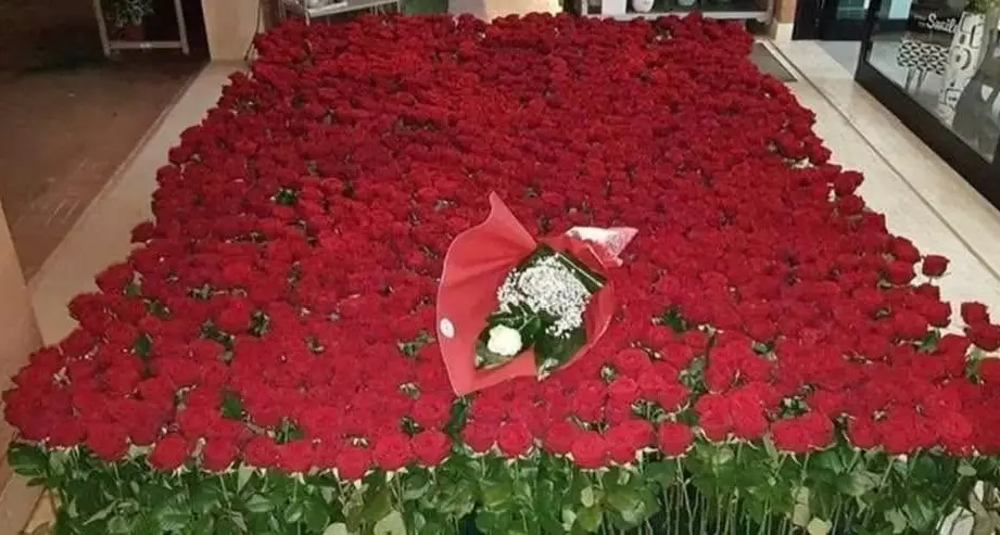 Fa recapitare alla propria amata 2025 rose rosse a Capodanno, mistero a Mesagne