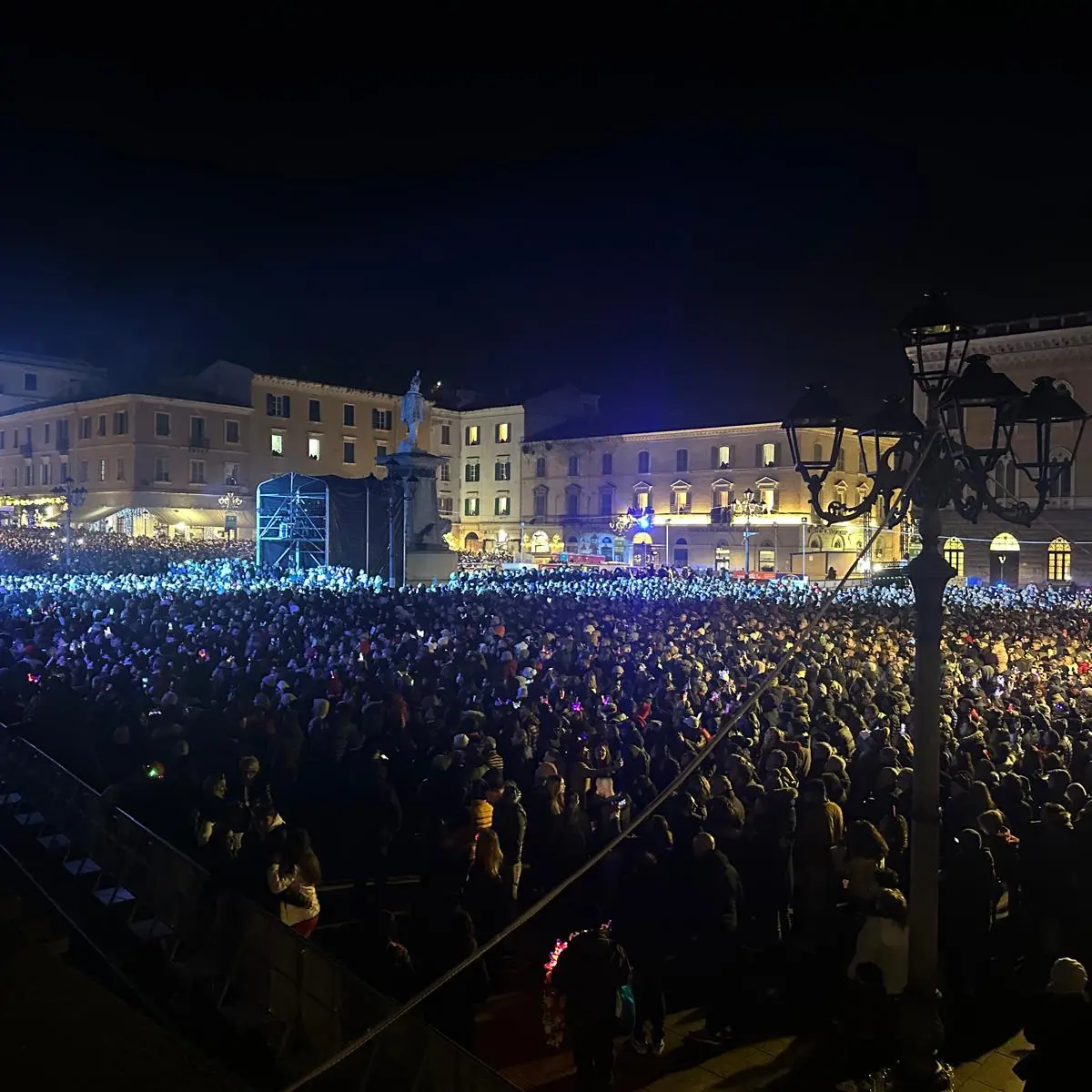 Ubriaco spintona pubblico per avvicinarsi al palco di Capodanno a Sassari, denunciato
