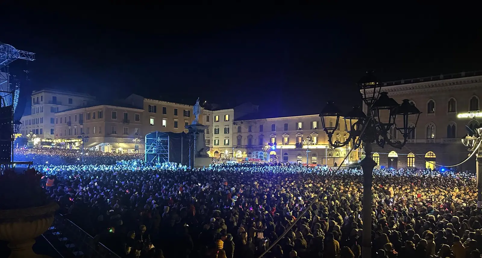 Ubriaco spintona pubblico per avvicinarsi al palco di Capodanno a Sassari, denunciato