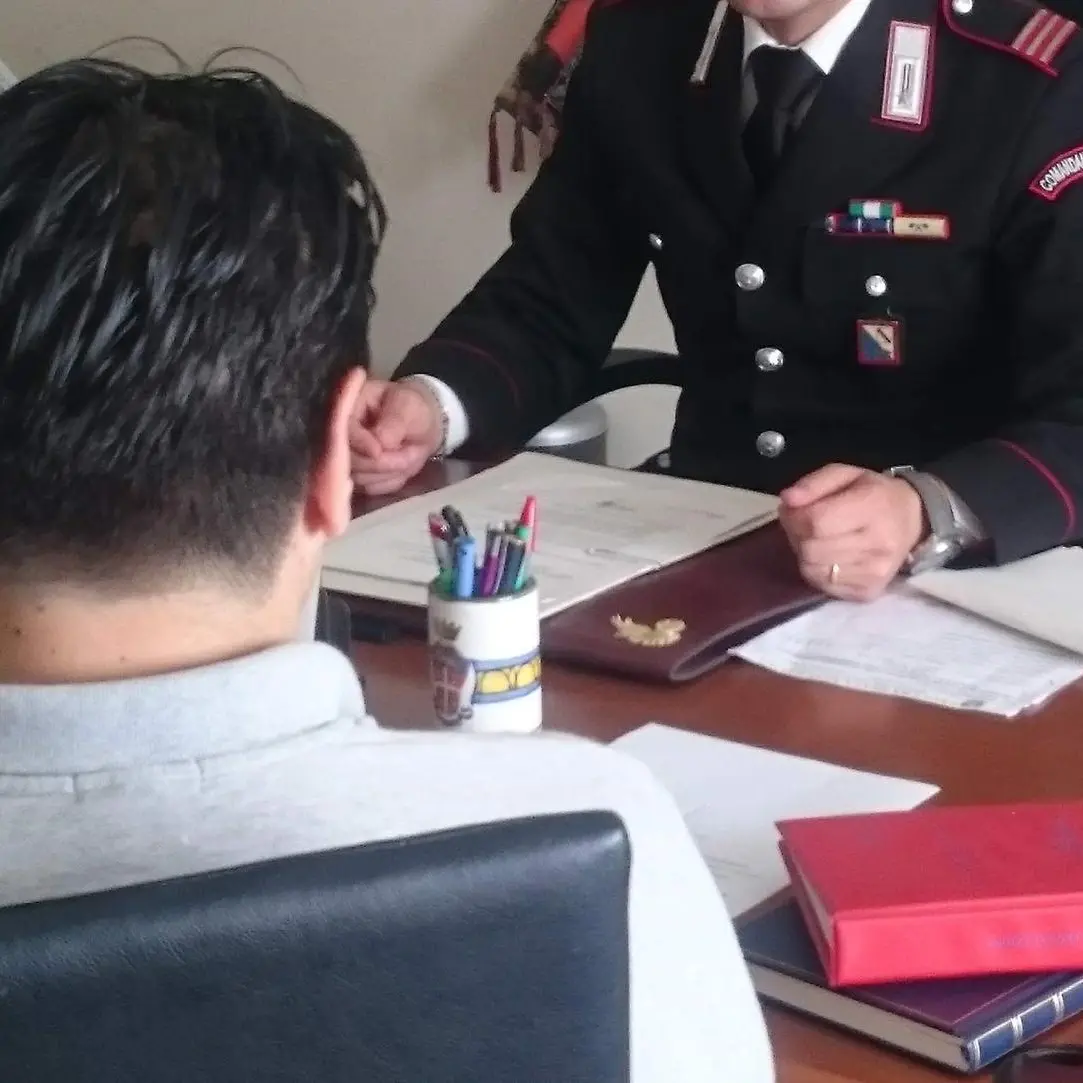 Finge di essere carabiniere per truffare un 74enne