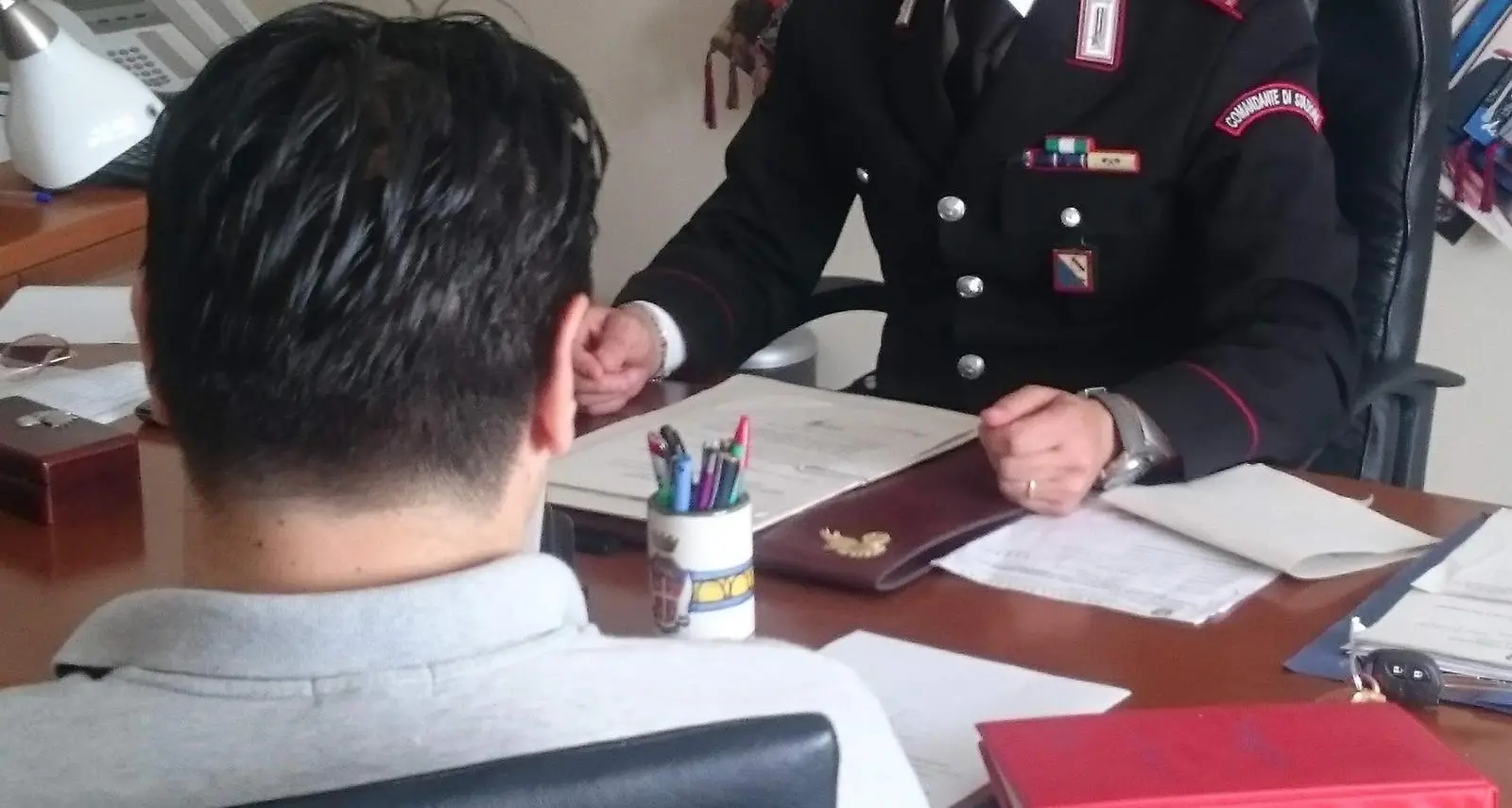 Finge di essere carabiniere per truffare un 74enne