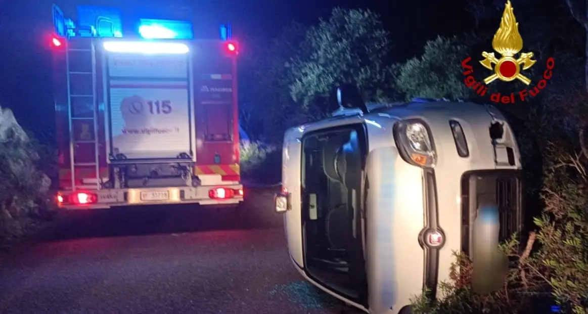 Si ribalta con l’auto sulla strada che porta al museo multimediale a Caprera