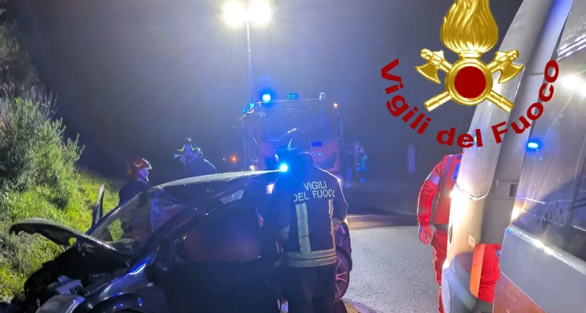 Incidente sulla strada tra Tempio e Luras, automobilista soccorso dai Vigili del Fuoco