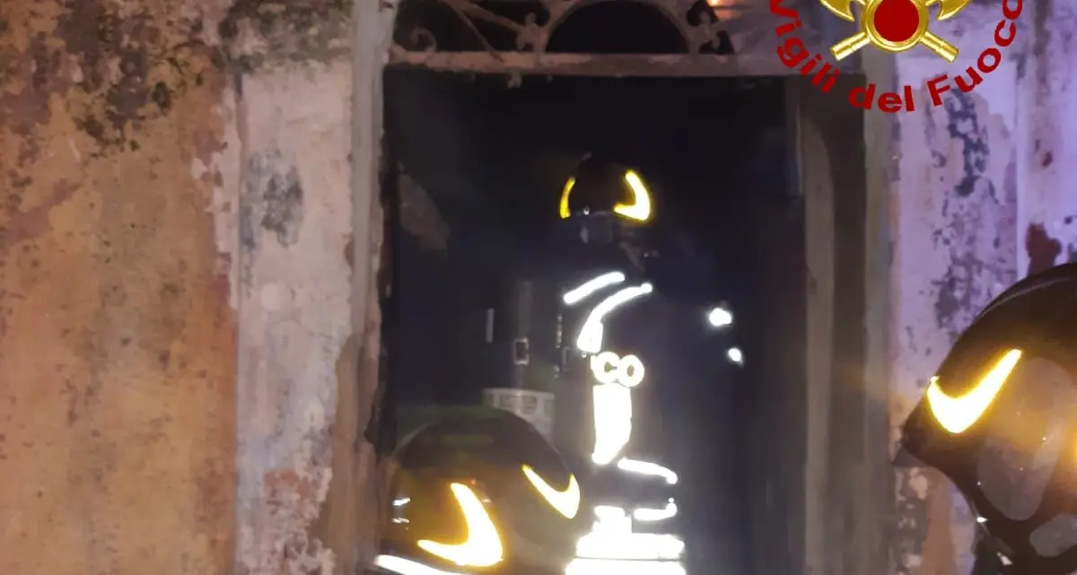 Incendio in una casa abbandonata nel centro storico di Luras