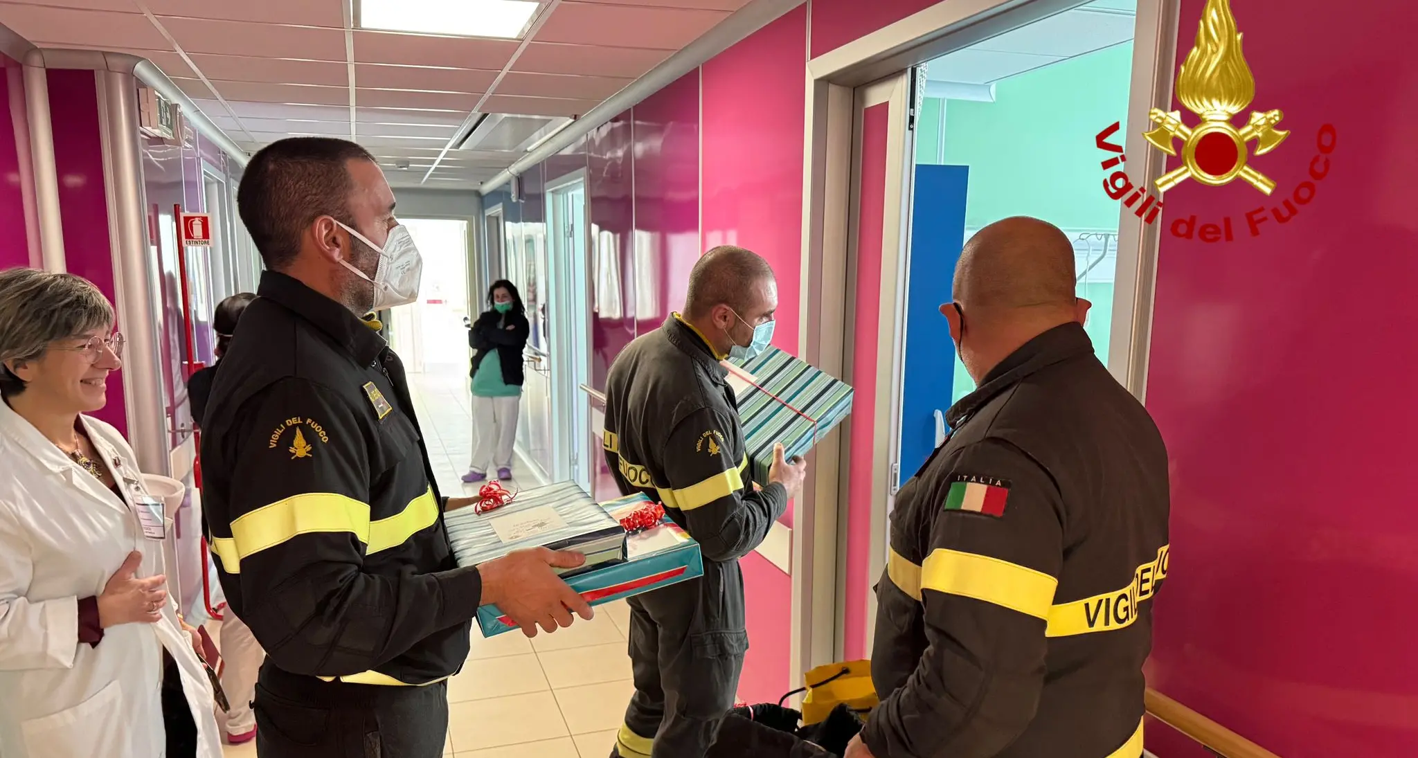 La Befana dei Vigili del fuoco di Nuoro porta un sorriso all’ospedale San Francesco