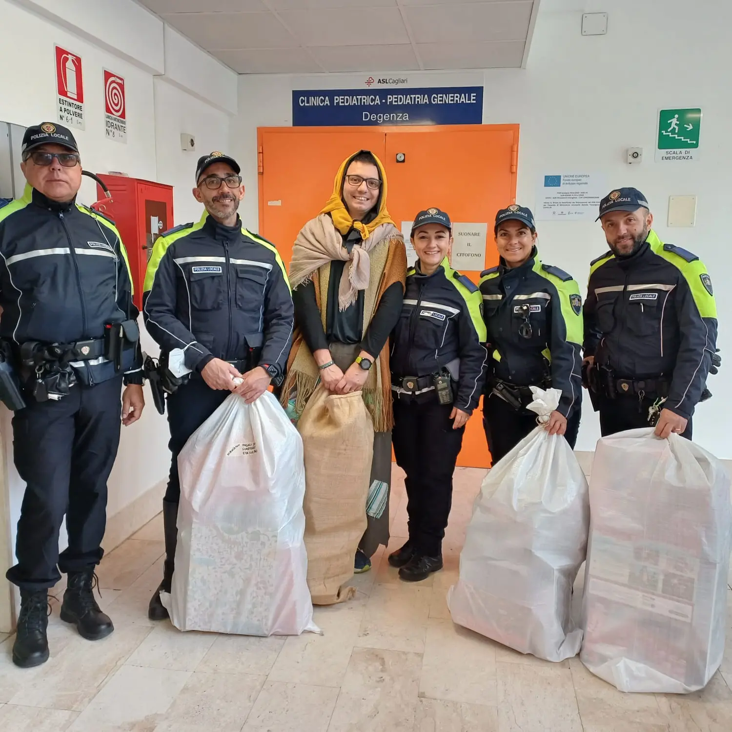 Befana. La Polizia Locale di Cagliari porta gioia negli ospedali pediatrici
