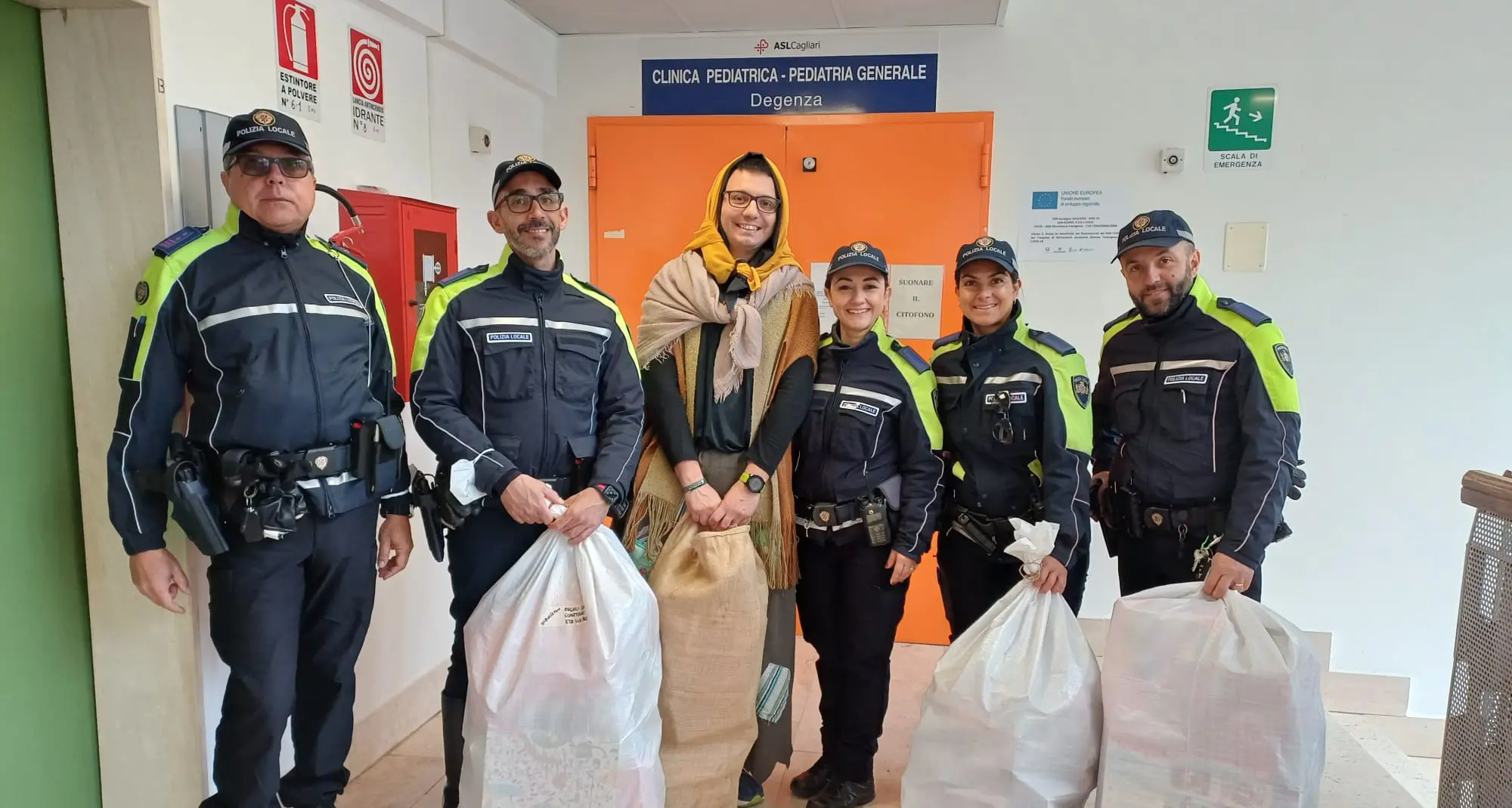 Befana. La Polizia Locale di Cagliari porta gioia negli ospedali pediatrici