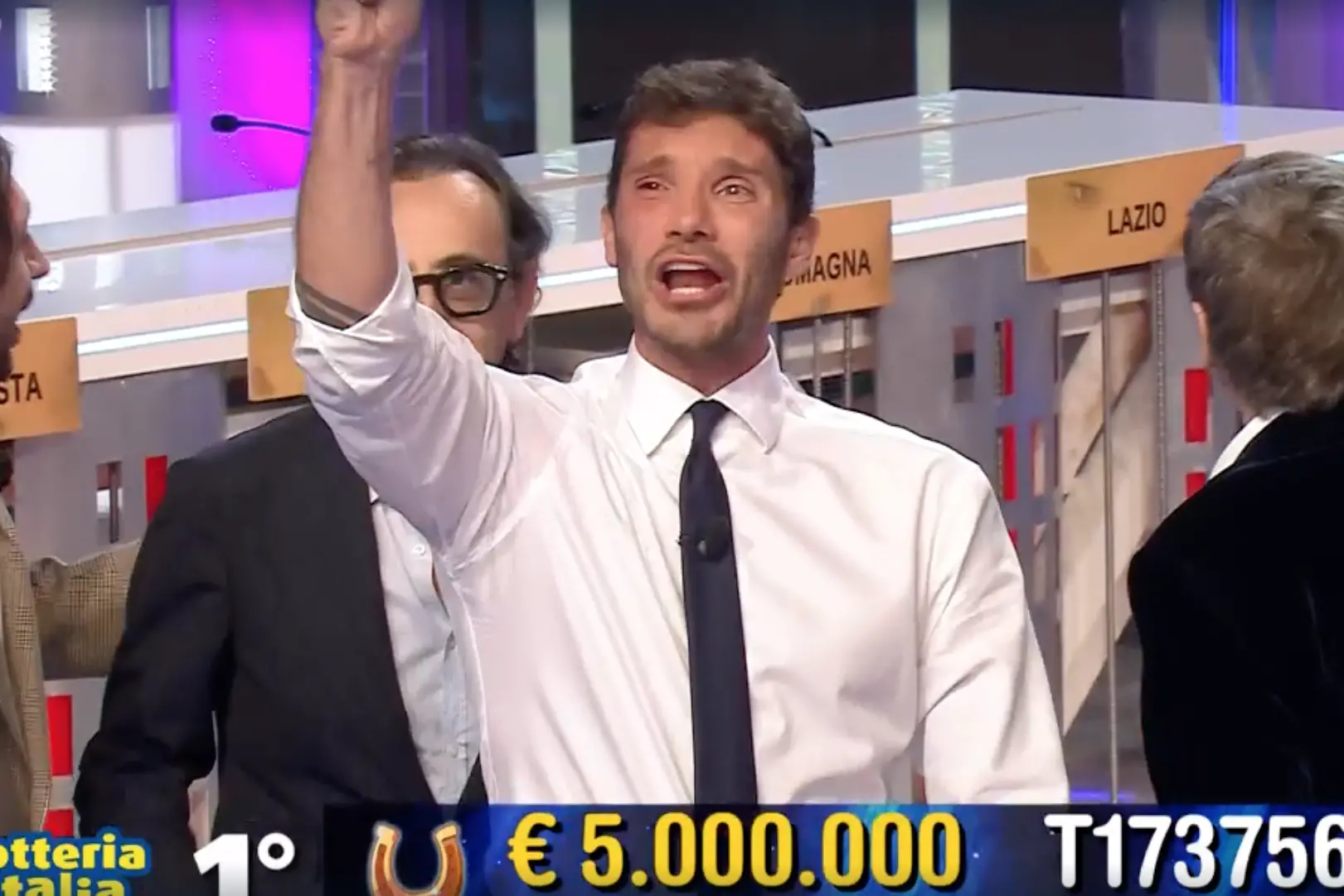 <p>Su Rai1 puntata speciale di Affari Tuoi dedicata alla Lotteria Italia</p>\\n