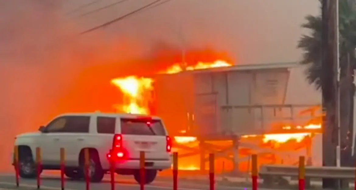 Incendio a Pacific Palisades: 30.000 sfollati e stato di emergenza a Los Angeles