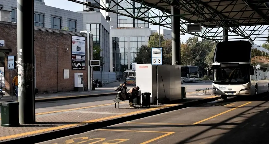 Flixbus abbandona studente in un'area di servizio fuori Bologna