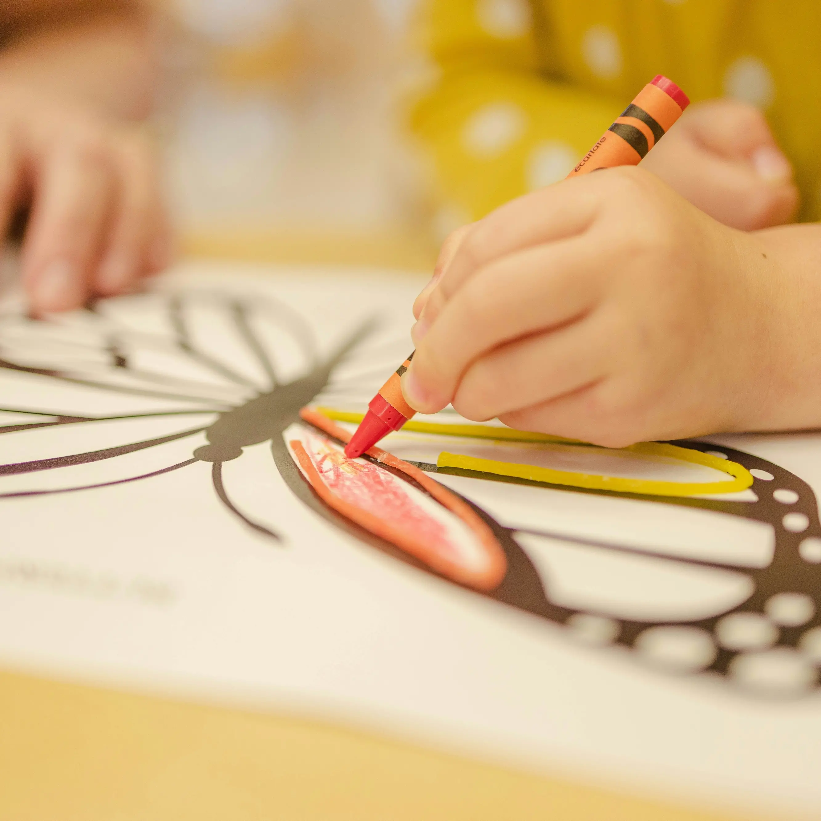 Mamma muore mentre prepara la figlioletta di 6 anni, lei va a scuola da sola