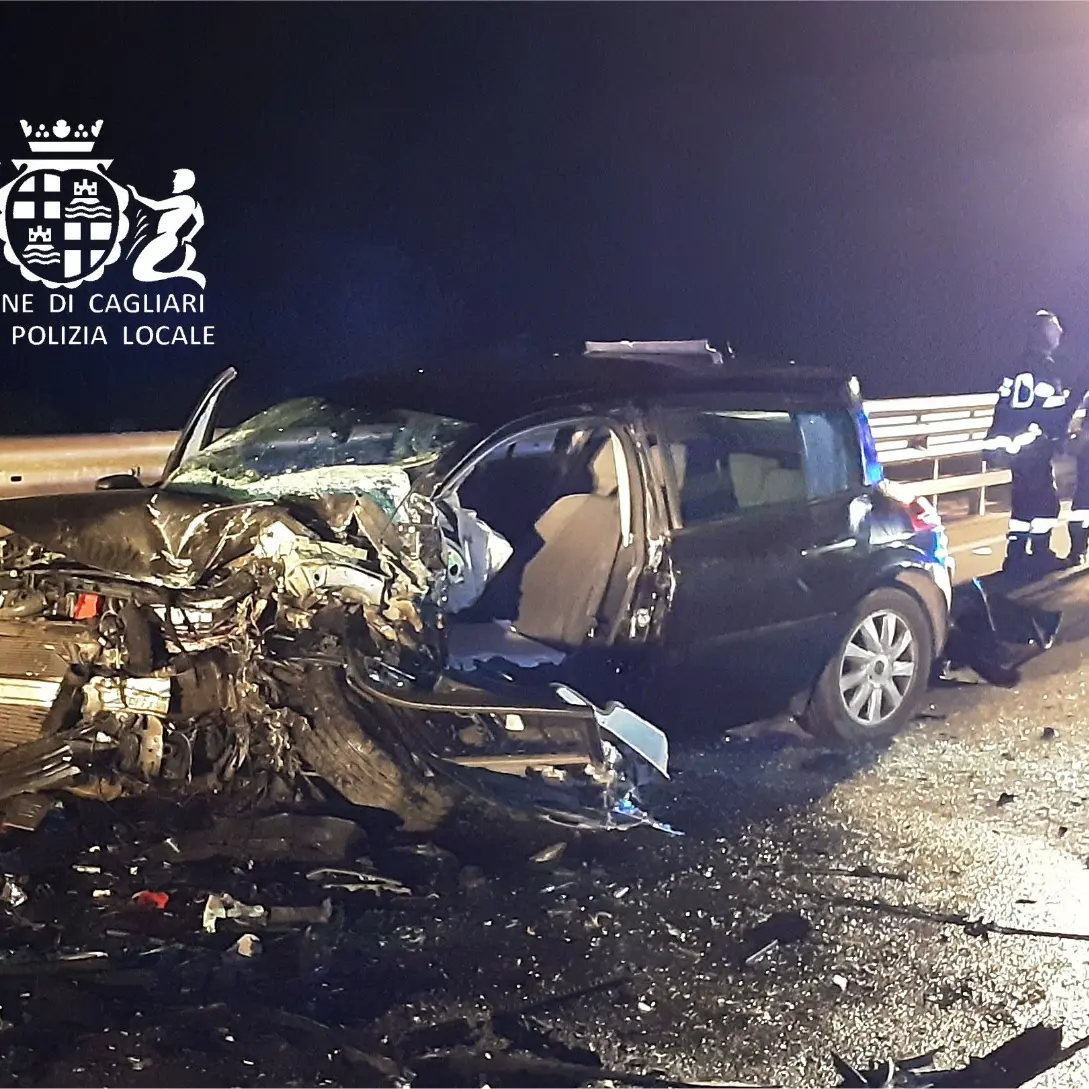 Panico a Cagliari: anziano guida contromano per dieci chilometri e provoca incidente