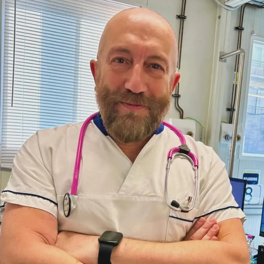 Insulti sui social al medico infettivologo di Sassari Antonio Pintus: condannata no vax