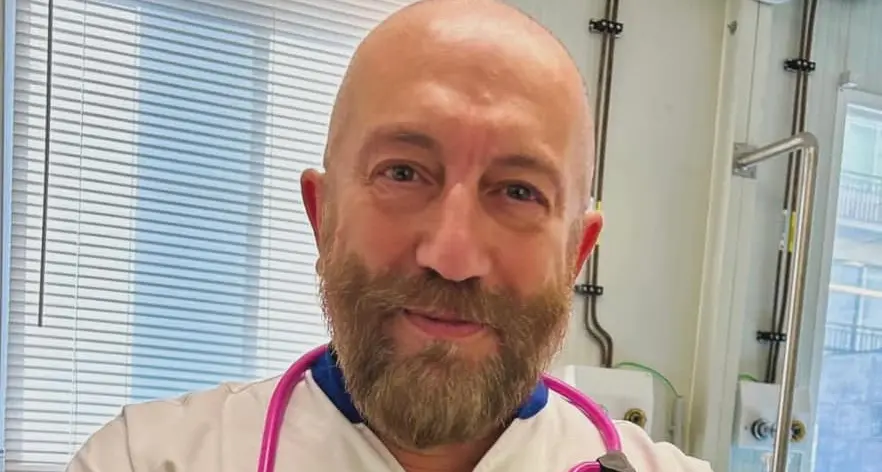 Insulti sui social al medico infettivologo di Sassari Antonio Pintus: condannata no vax