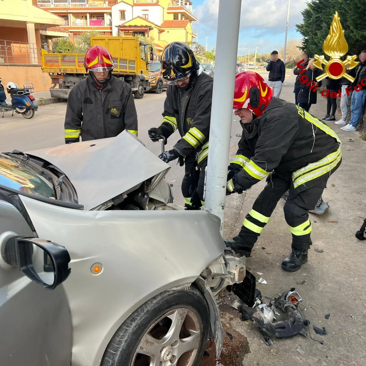Si schianta con l'auto contro un palo, donna trasportata in ospedale
