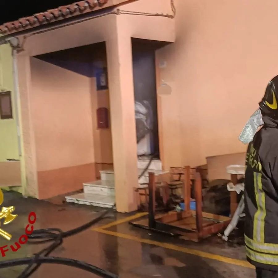 Terrore a Santa Teresa Gallura: incendio in casa, famiglia con neonato in salvo