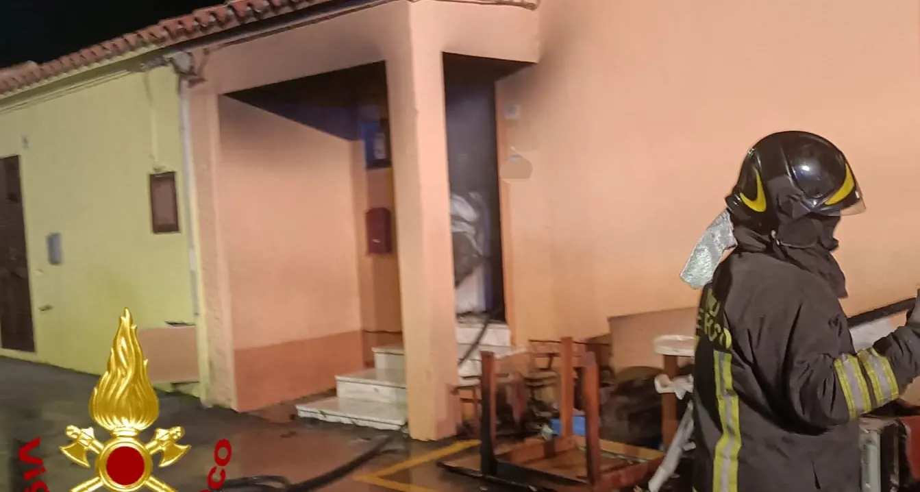 Terrore a Santa Teresa Gallura: incendio in casa, famiglia con neonato in salvo