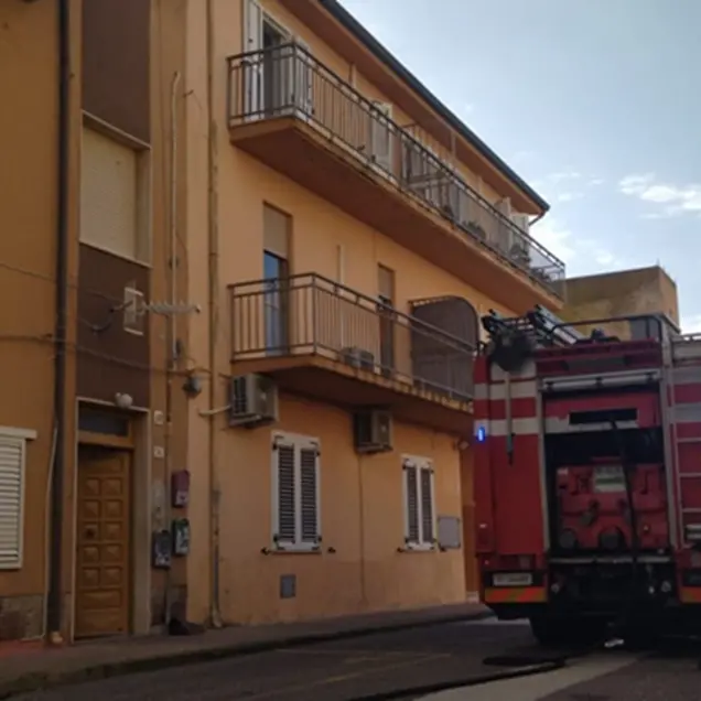 Incendio in appartamento e quattro abitazioni evacuate: spavento a Bosa