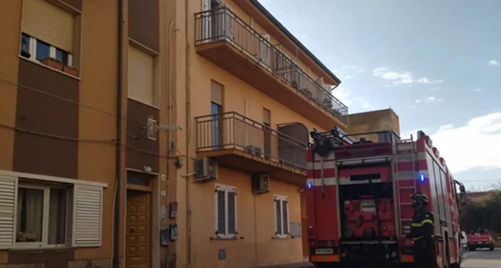 Incendio in appartamento e quattro abitazioni evacuate: spavento a Bosa