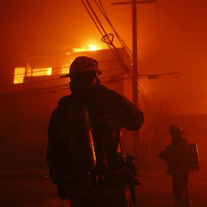 Emergenza incendi a Los Angeles: coprifuoco ed evacuazioni di massa