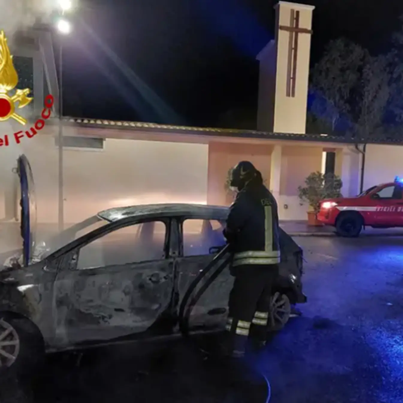 In fiamme l'auto di un parroco, origine dolosa?