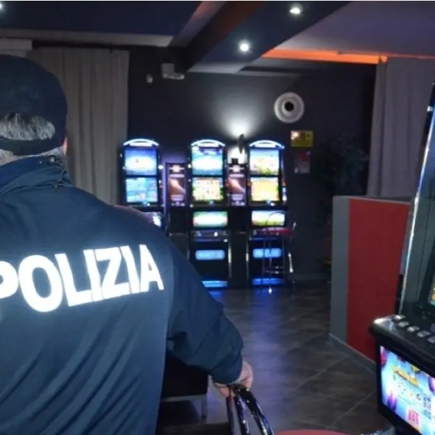 Minori sorpresi a giocare alle slot machine a Nuoro: scattano le sanzioni per il titolare