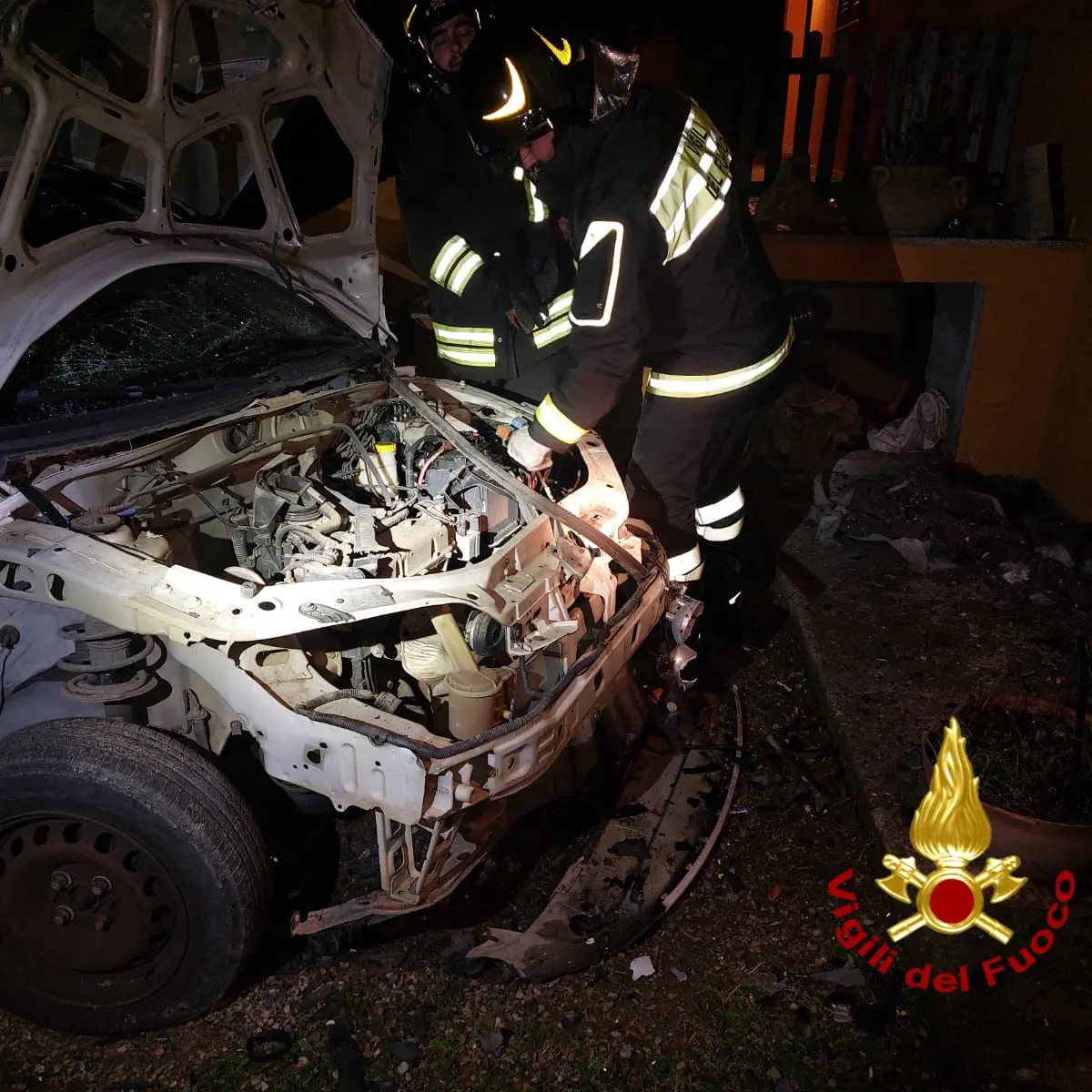 Attentato notturno a San Teodoro: auto distrutta da un ordigno