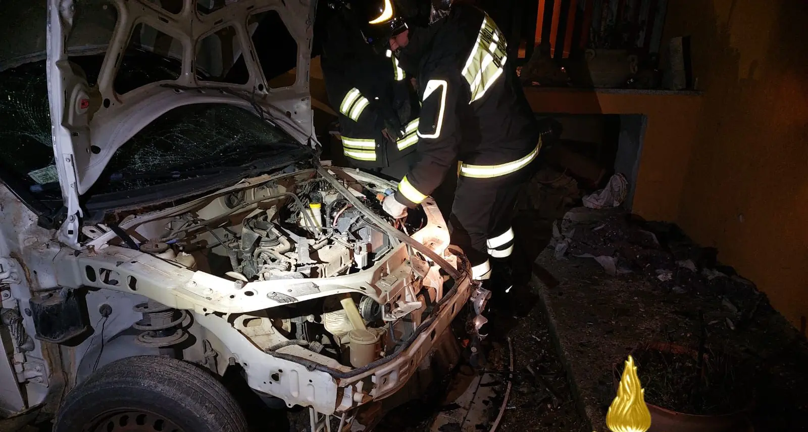 Attentato notturno a San Teodoro: auto distrutta da un ordigno