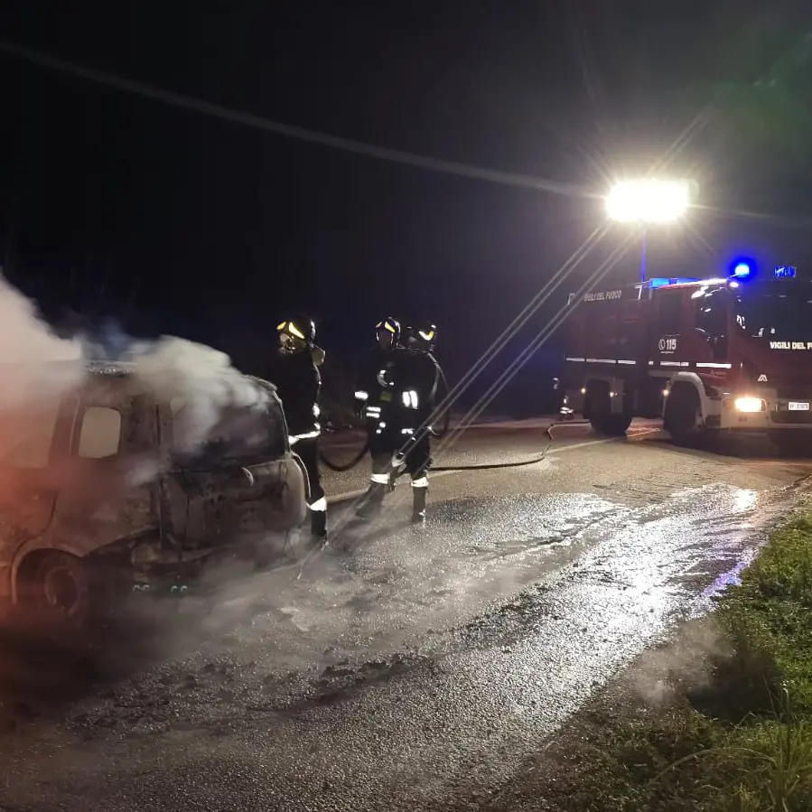 Incendio doloso sulla SS389: distrutta una Fiat Panda