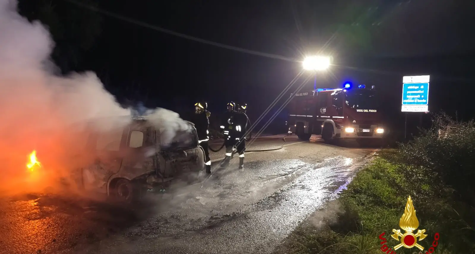 Incendio doloso sulla SS389: distrutta una Fiat Panda