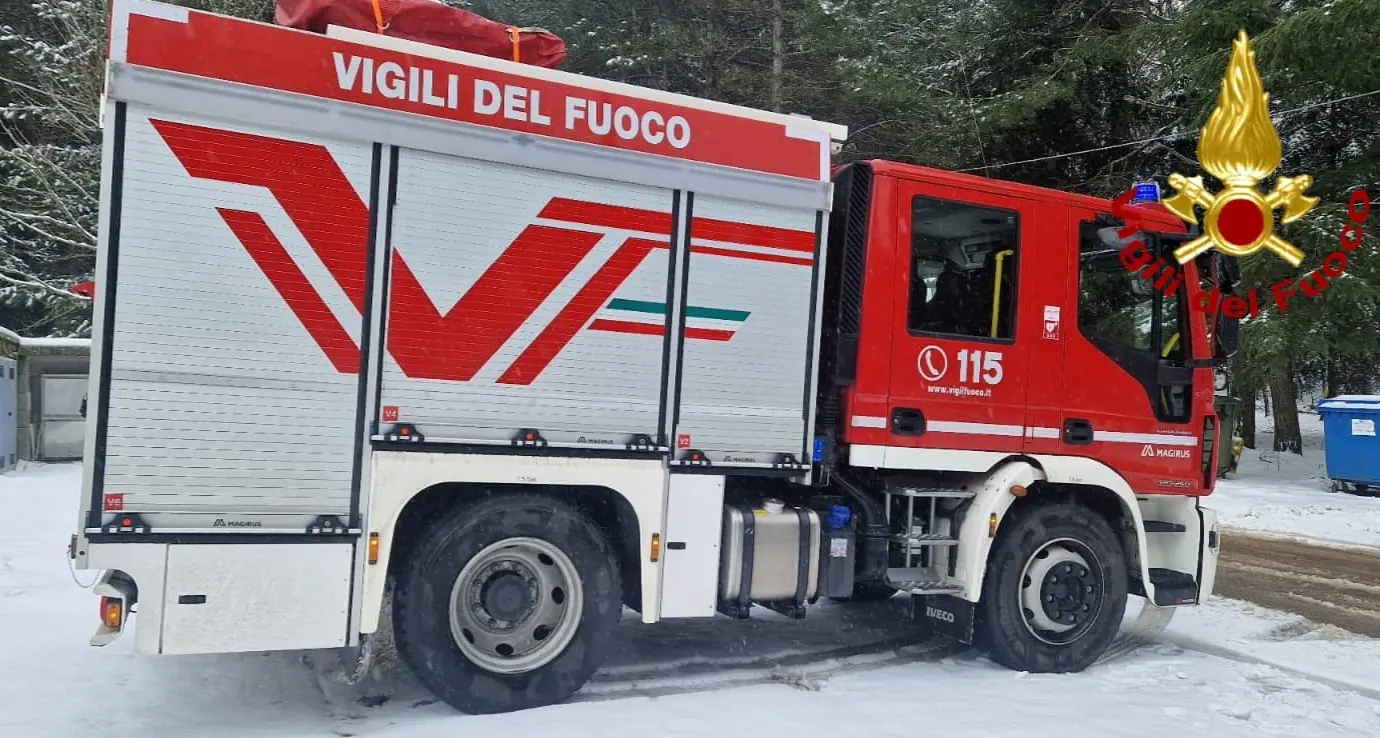 Auto prende fuoco dopo schianto in tangenziale: ragazza muore carbonizzata a Modena