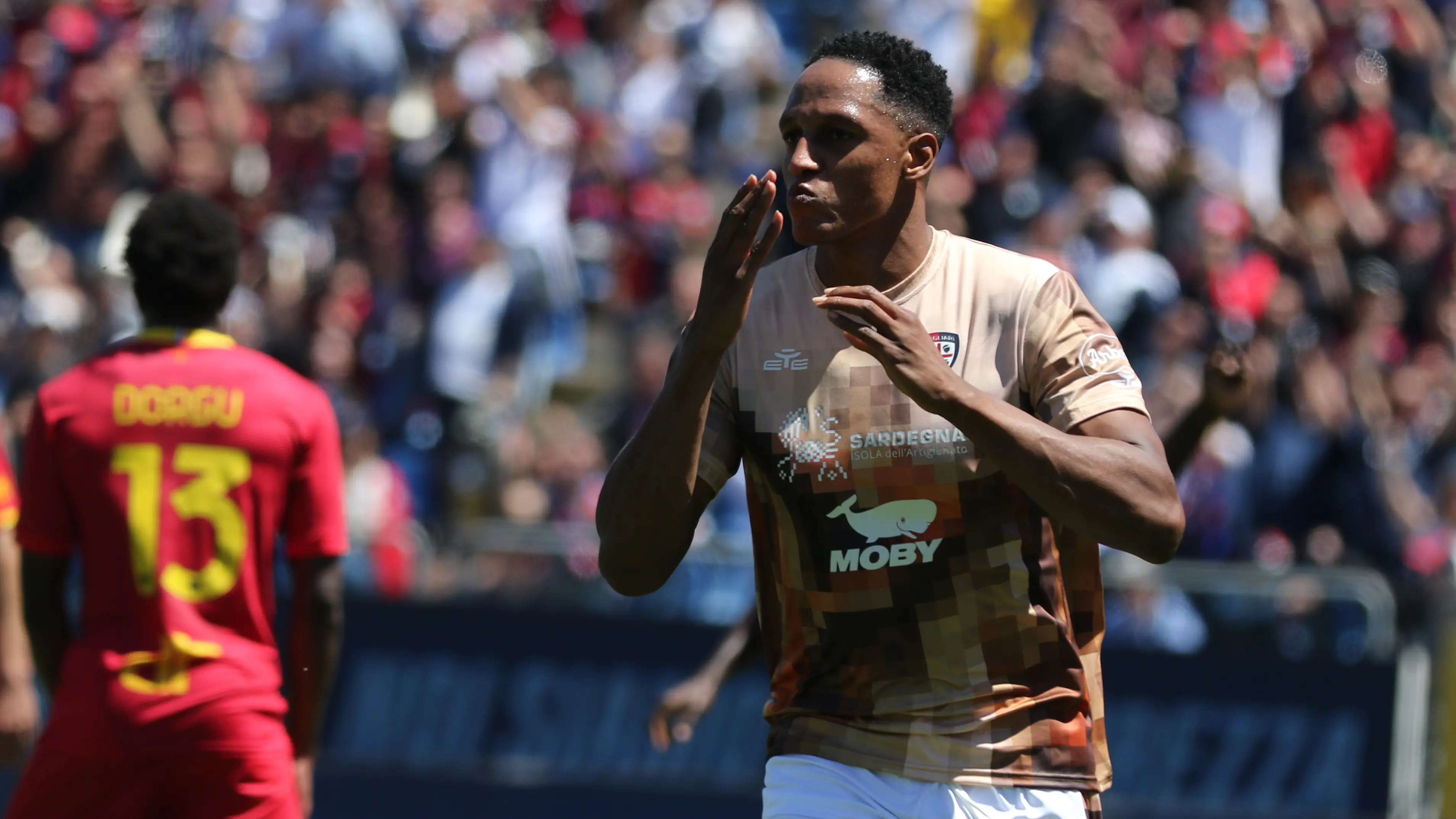 Cagliari a Verona senza l'infortunato Mina: il difensore out per due o tre settimane