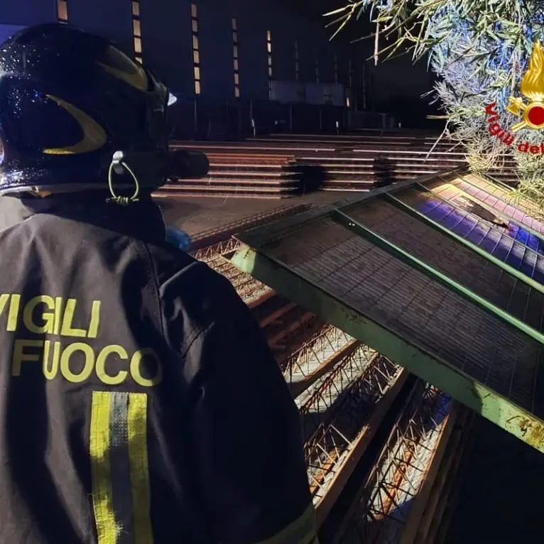 Rimane schiacciato nel cancello dell'azienda: spavento per un operaio a San Sperate