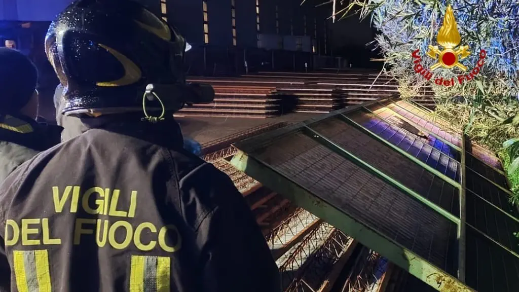 Rimane schiacciato nel cancello dell'azienda: spavento per un operaio a San Sperate