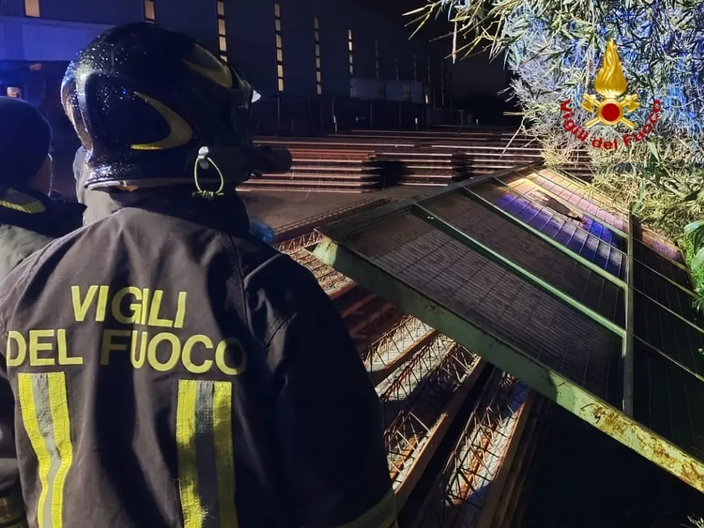 Rimane schiacciato nel cancello dell'azienda: spavento per un operaio a San Sperate