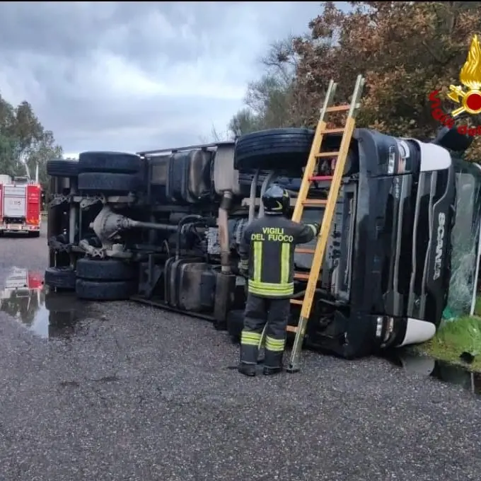 Incidente ad Arborea: camion per la raccolta del vetro si ribalta sulla SS 131