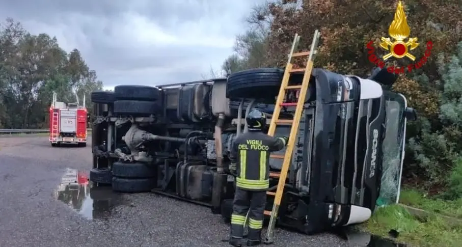 Incidente ad Arborea: camion per la raccolta del vetro si ribalta sulla SS 131