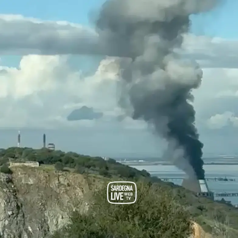 Colonna di fumo nero a Sarroch: preoccupazione tra i residenti